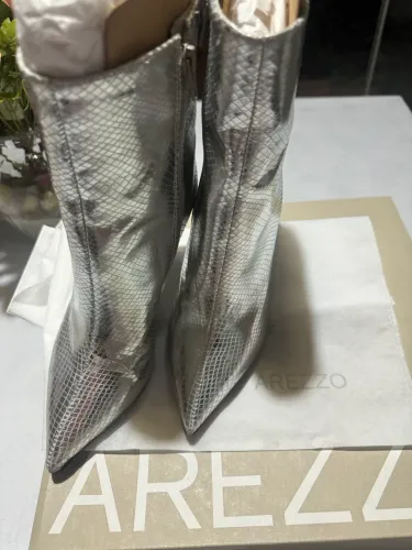 Bota prata Arezzo couro legítimo com textura snake e salto fino
