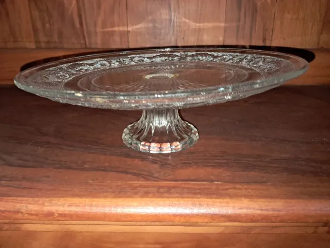 Prato de bolo de vidro c/pedestal, trabalhado em relevo. Ótimo estado