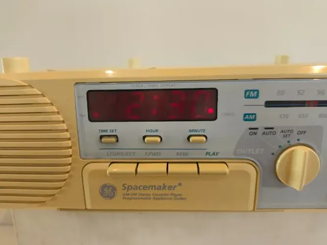Rádio Relógio vintage com toca-fitas General Electric Spacemaker. USADO LEIA A DESCRIÇÃO