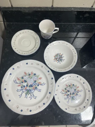 Conjunto de xícara,pires,prato de sopa, prato fundo e de sobremesa 
