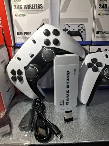 GAMER STICK M15 PRO 4K 64GB HDMI COM 2  CONTROLES SEM FIO + 20 MIL JOGOS. 