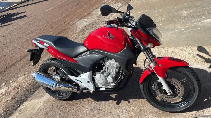 VENDO CB300 MOTO EM DIA SÓ PEGAR E ANDAR?