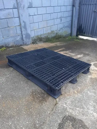 Pallet Plástico Seminovo 100x120x15 frente aberta