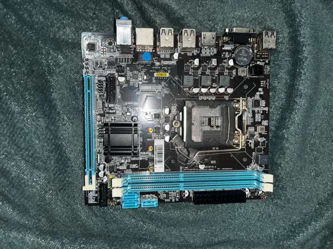 Placa-Mãe Bluecase H61 LGA1155 DDR3 M-ATX, VGA/HDMI, M.2 NVMe, até 16GB RAM