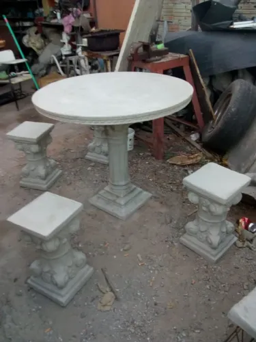 Mesa de cimento com 4 assentos