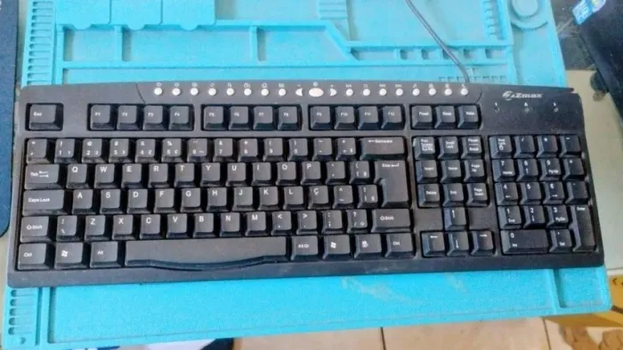 Teclado Multimídia Zmax Com Fio (Usado)