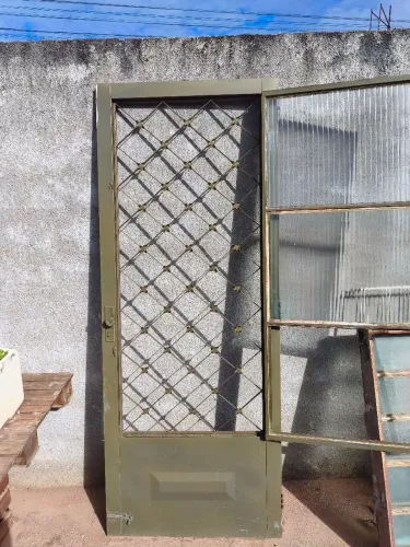 Porta de ferro com abertura com vidro