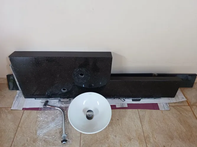 VENDO BANCADA DE BANHEIRO GRANITO PRETO, COM CUBA E TORNEIRA 