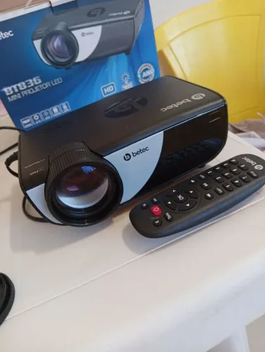Mini projetor led betec b836 com controle perfeito estado na caixa