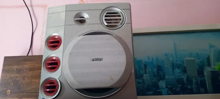 Duas caixas de som Philips potente