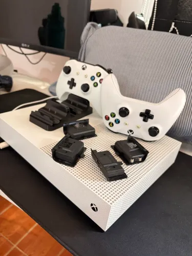 Xbox One S All Digital 1TB + 2 Controles + Base Carregadora + 4 Baterias