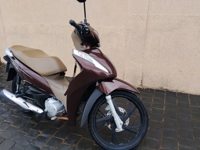 Honda Biz 2022,cor marrom,moto de procedência .