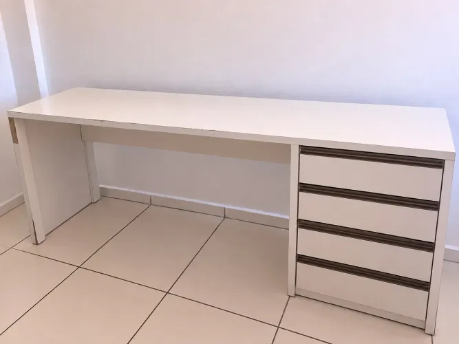 Mesa de escritório com gavetas 