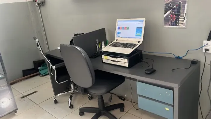 mesa de escritorio com divisória