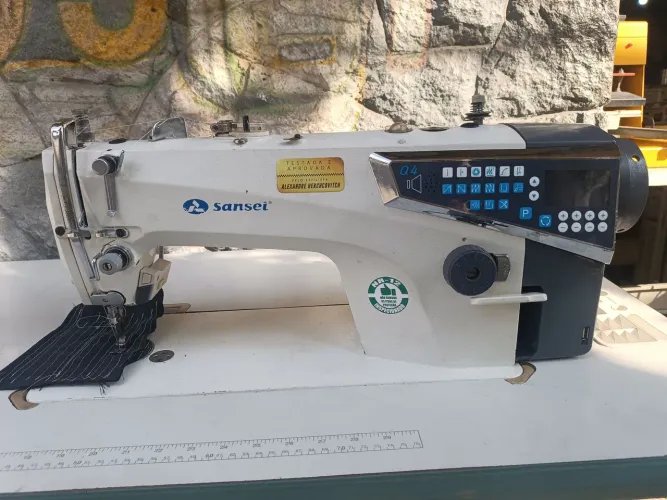 Vendo Máquina de Costura Reta Eletrônica 