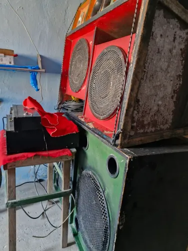 VENDO CAIXA DE SOM COM 5 FONES COM O APARELHO DE SOM