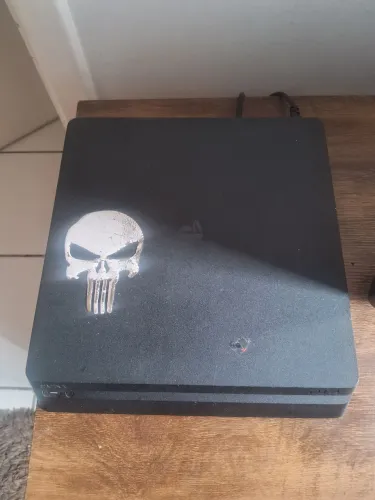 ps4 com 1TB bom, pegando tudo só um controle falso mais pega perfeitamente.