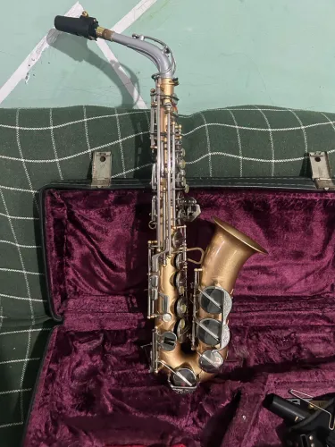 Sax alto profissional Amati Kraslice Aas