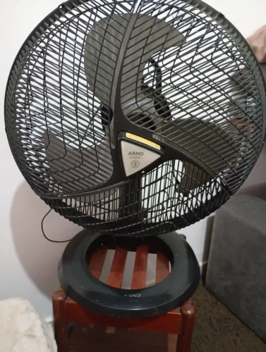 Ventilador marca Arno com preto seminovo