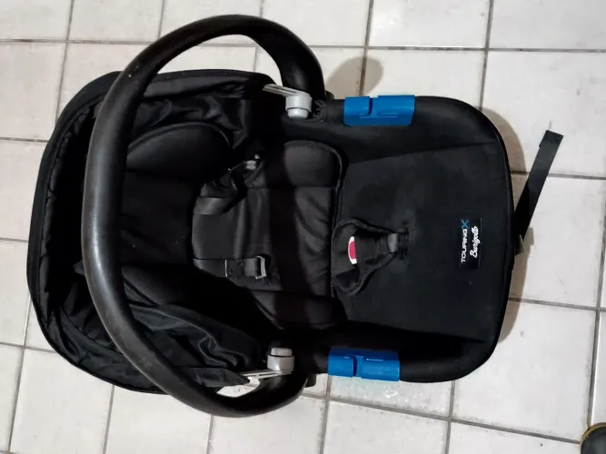 Um cadeirinha de bebê