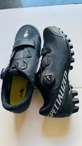 Sapatilha Specialized Recon 2.0 preta, tamanho 36 brasileiro.