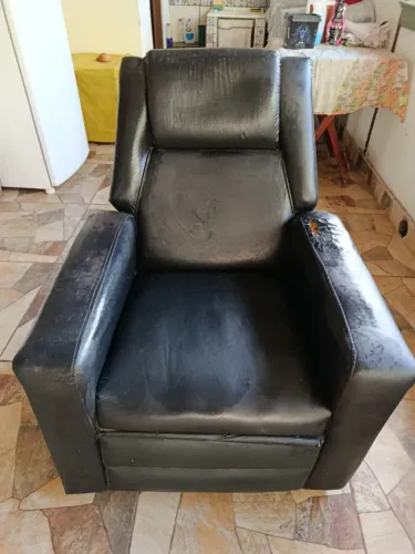 Poltrona preta de couro reclinável