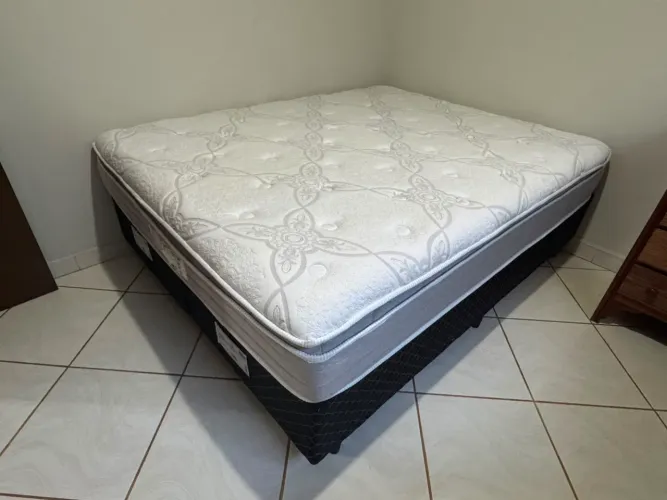 Vendo cama com colchão de casal Box Queen Size Probel
