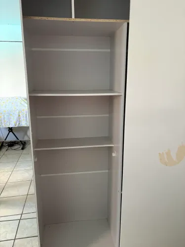 Guarda- roupa solteiro. doação. Precisa trocar o trilho que corre o espelho, está corr