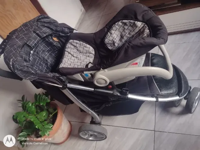 Carrinho de bebê com bebê conforto 