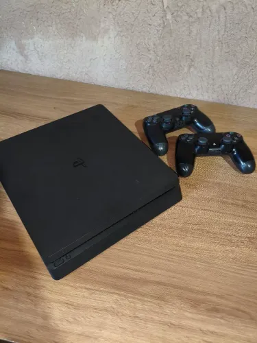 PS4 SLIM + 16 jogos + 2 controles