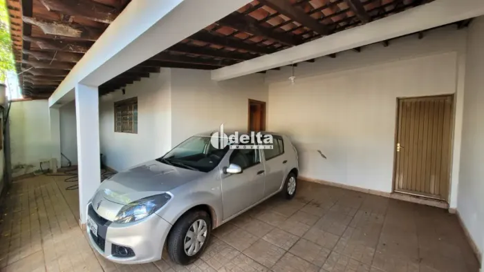 Casa com 3 quartos disponível para venda no bairro Santa Rosa em Uberlândia-MG.