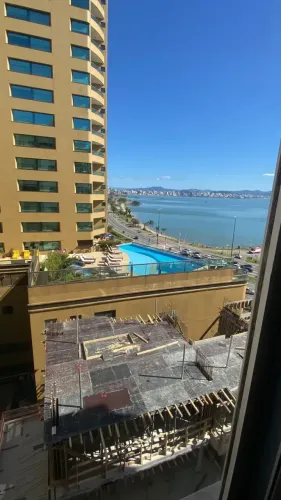Apartamento vista mar com 1 dormitório e 1 vaga, próximo ao Beiramar Shopping em Florianóp