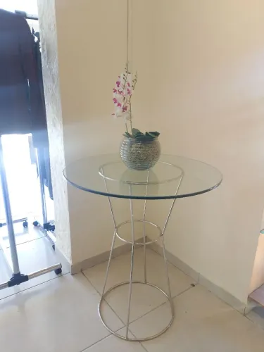 Mesa de canto em aço com tampo de vidro