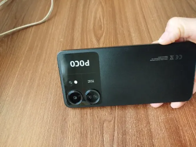 Celular semi novo poco c 65