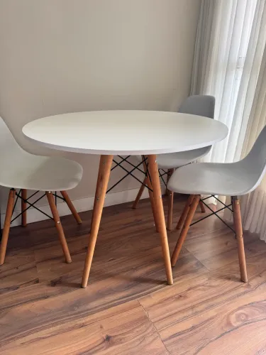 Vendo mesa com cadeiras