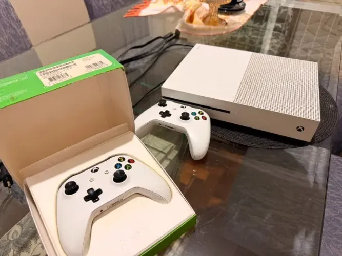 Xbox one com dois controles e caixa (ótimas condições )