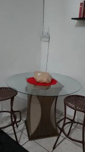 mesa de vidro e duas cadeiras inclusas