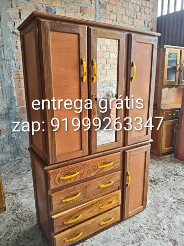 Guarda roupa de madeira 3 portas novo, frete grátis.