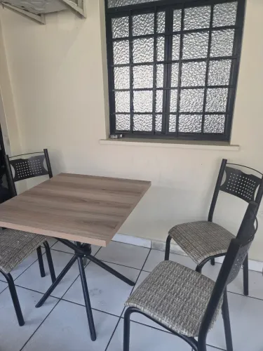 Mesa com 4 cadeiras