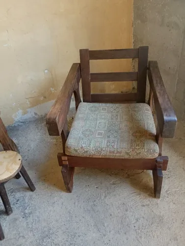 Cadeira de Braço.estilo vintage Cushman com assento e costas estofados