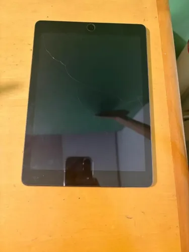 iPad A1474 com vidro trincado - funcionamento desconhecido