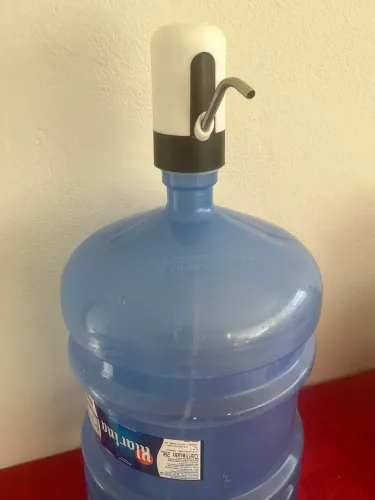 2 galões de água e bombinha USB