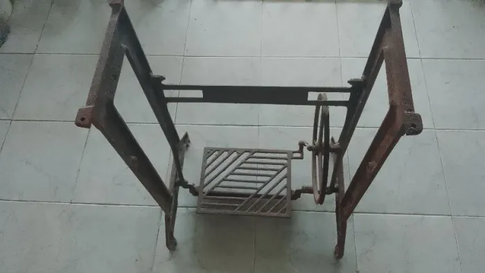 Pé de Máquina antiga LEONAM de ferro forjado - Peça de Colecionador