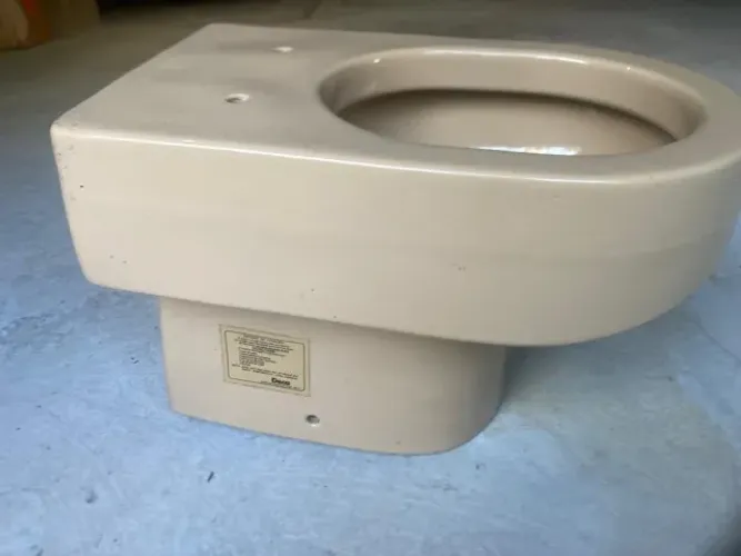 Vaso Sanitário Deca modelo Carrara na cor marrom sem caixa acoplada