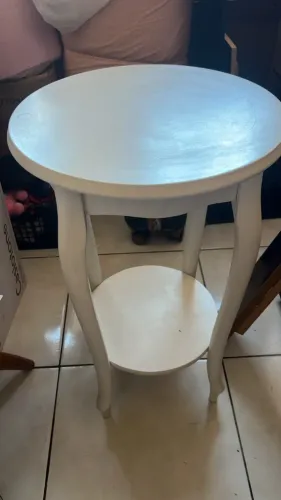 mesa lateral redonda com acabamento branco e pés estilizados no estilo clássico/provençal