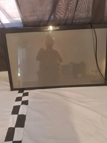 Vendo TV para retirada de peças