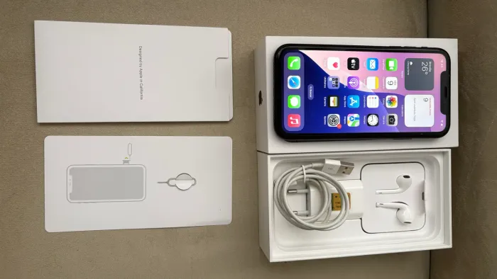 Vendo Iphone XR 128 GB preto, novíssimo, sem marcas de uso e todo original.