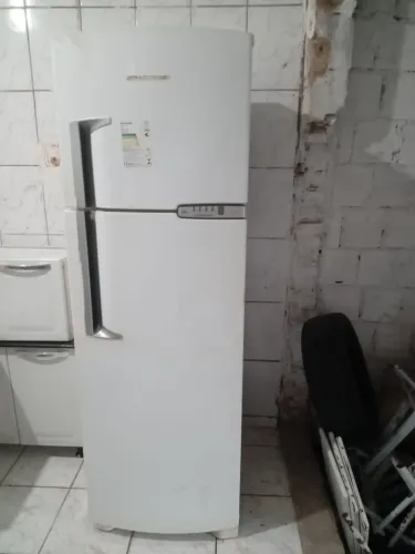 VENDO UMA GELADEIRA BRASTEMP FROS FREE DA GRANDE GELANDO DE MAIS