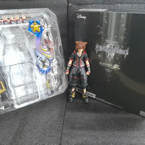 Play Arts Kai Kingdom Hearts 3 III Sora Deluxe Version Original - Veja Detalhe