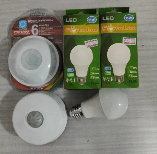 2 SENSORES DE PRESENÇA E 3 LÂMPADAS DE LED.